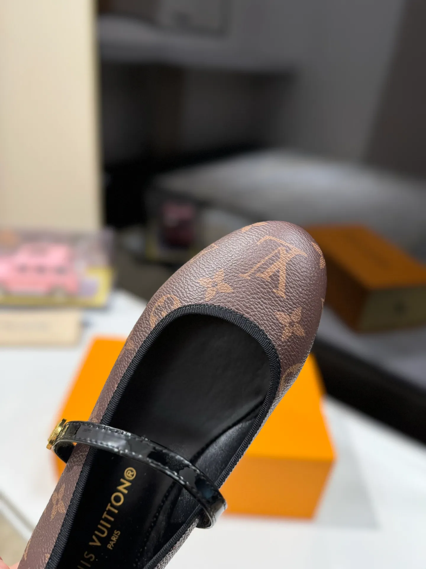👟👟Ex-factory price 600👟👟 👟👟LV | Louis Vuitton 25𝐬𝐬 🧡💚2025 early spring new top version‼ ️The original version is the same. The counter specializes in the latest ROMY flat ballet shoes. Hard goods are new🆕 ❥Purchase level! Full of high-end feel! A popular model among bloggers at home and abroad, it’s retro and fashionable and looks amazing on your feet! Mainly recommended models on the official website★ ✅Upper: Highly customized denim/lambskin/presbyopia leather ✅Inner lining: imported sheepskin lining ✅Outsole: original Italian leather outsole ✅Shoe size: 35-39 (customized for 40, 41, 42) ✅Packaging: full set of exquisite packaging